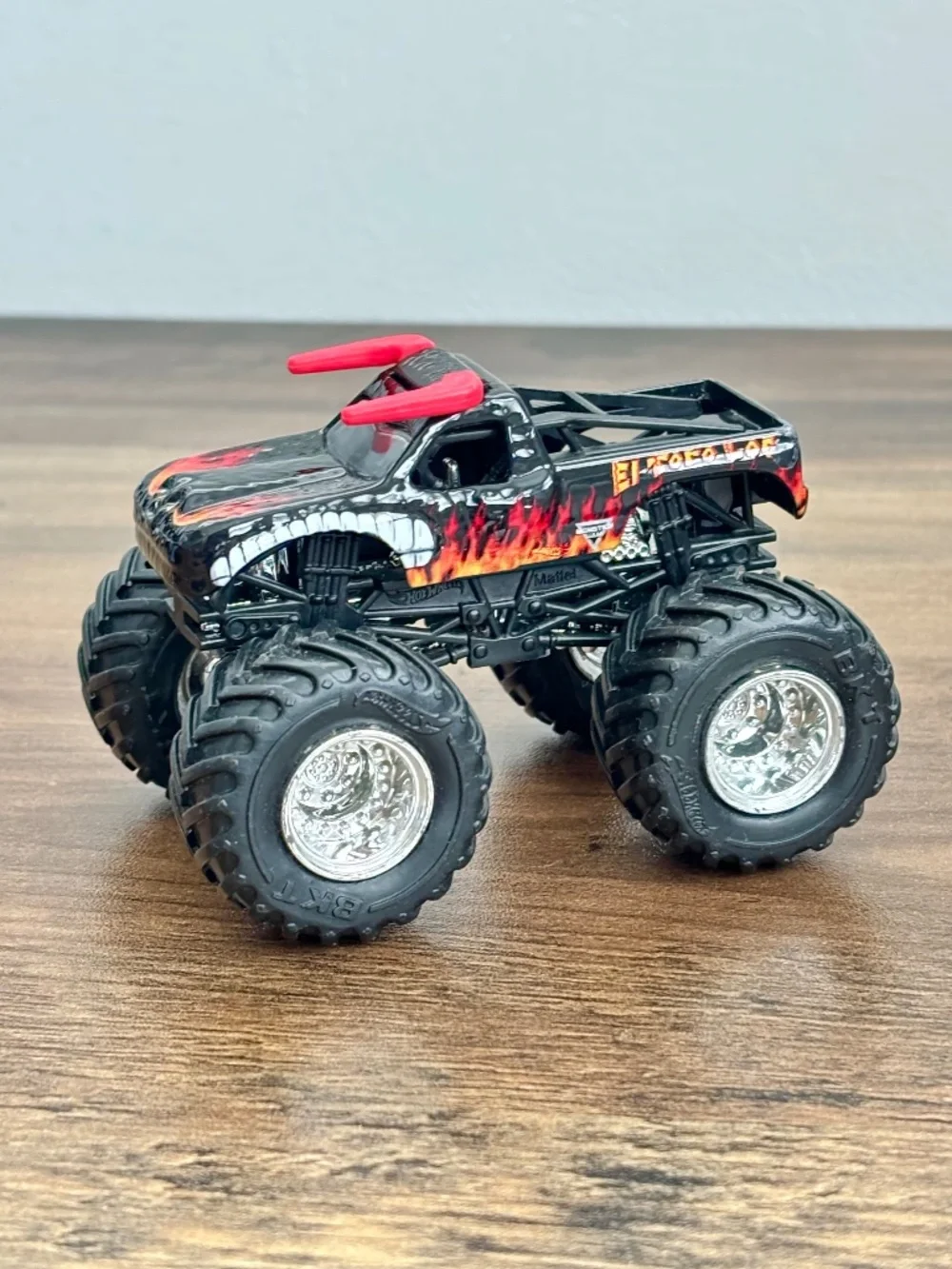 Monster Jam 1:64 El Toro Loco Black Red Horns Flames Die Cast Monster Truck Toy
